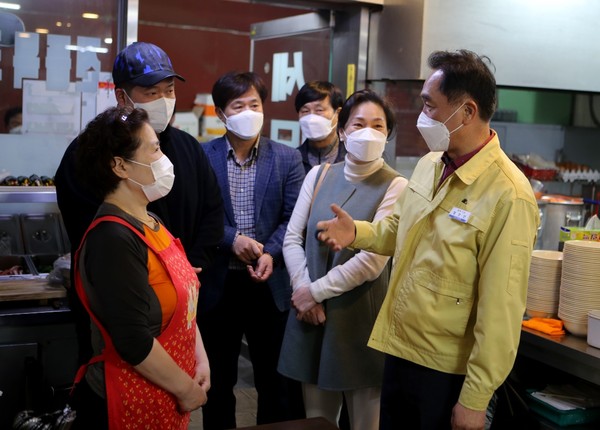 평택시가 지난 11일 정장선 평택시장이 송탄출장소장, 평택보건소장 등 시 간부공무원들과 함께 최근 다수 확진자가 발생해 심각한 피해를 겪고 있는 신장동 주변 상권을 방문해 점주들의 고충을 듣고 위로와 응원의 메시지를 전했다. (사진제공=평택시청)