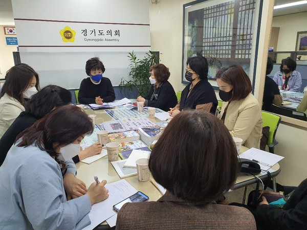 경기도의회 황진희의원은 지난 8일 경기도의회 부천상담소에서 윤정순 경기도사립유치원연합회 회장 및 사립유치원연합회 관계자 등이 참석한 가운데 코로나19로 인한 개학연기에 따른 사립유치원 운영의 애로사항을 청취하고 현장과 소통하는 시간을 가졌다. (사진제공=경기도의회)