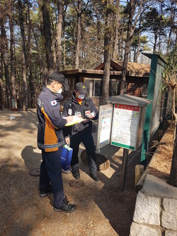 성남 분당소방서는 산악사고 발생 시 응급처치를 위한 간이구급함을 정비하고 있다. (사진제공=분당소방서)