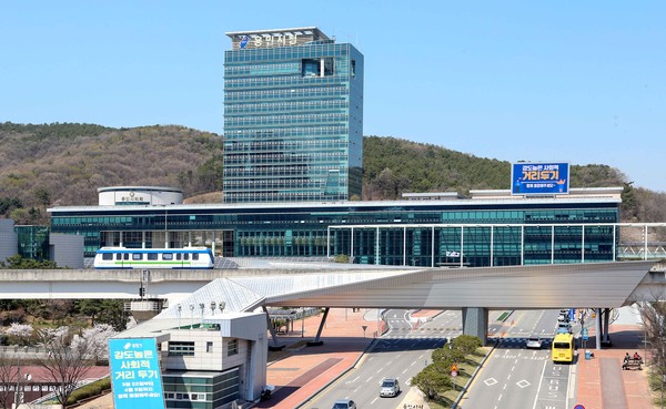 용인시 초‧중‧고교생 돌봄지원금은 지난 3월23일 24시 이전부터 시에 주민등록이 된 초‧중‧고 학령기 시민 전체와 2002년 2월 이전 출생했더라도 현재 초‧중‧고교 재학생에 1인당 10만원씩 지급된다. 사진은 사회적거리두기 용인시청전경. (사진제공=용인시청)