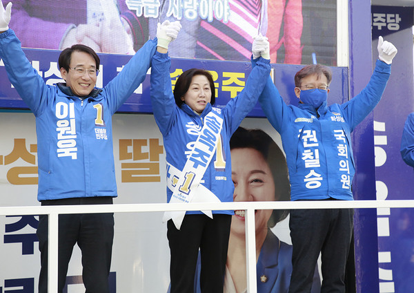 지난 9일 더불어민주당 화성을 이원욱 ·화성갑 송옥주ㆍ화성병 권칠승 후보(왼쪽부터)가 합동유세를 하고 있다. (사진제공=권칠승 후보 사무실)