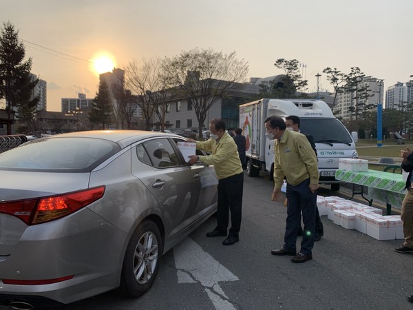평택시는 지난 10일 개학 연장으로 납품이 안된 학교 급식 농산물을 대상으로 드라이브 스루 형식으로 김치 6종 180㎏이 전량 판매했다. (사진제공=평택시청)