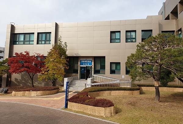 파주시는 경기침체로 어려움을 겪고 있는 영세사업자들의 재 창업 등 경제적 재기를 지원키 위해 ‘지방세체납액 징수특례’ 신설키로 했다. 사진은 파주시 지방세민원실 모습. (사진=중앙신문DB)