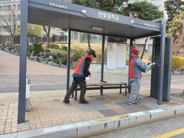 파주시 주민자치위원회는 ‘코로나19’의 지역사회 확산 방지를 위해 버스정류장과 공원, 상가, 노인복지시설 등 다중이용시설 방역활동을 펼치고 있다. 사진은 버스정류장 소독 모습. (사진제공=파주시청)