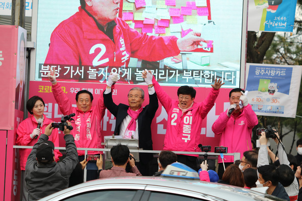 김종인 미래통합당 총괄선거대책위원장이 11일 광주이마트 앞에서 광주시갑 조억동, 광주시을 이종구 후보 지원 유세를 펼쳤다. (사진제공=조억동 후보 사무실)