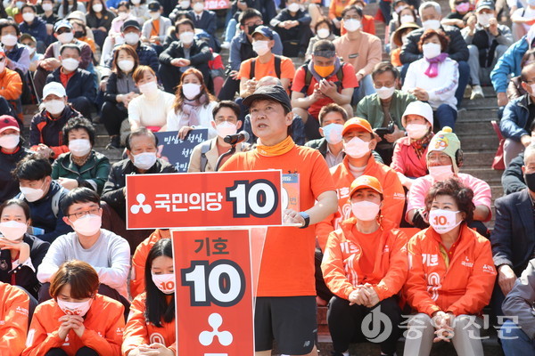 안철수 대표는 14일 오후 2시 서울 세종문화회관 앞 계단에서 국민보고 기자회견을 열고 발언하고 있다. (사진=장민호 기자)