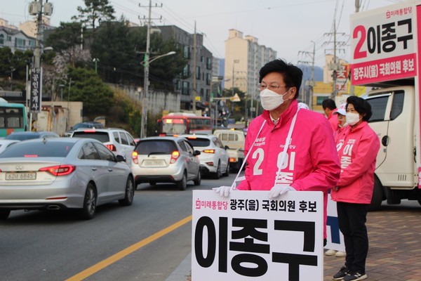 광주시을 미래통합당 이종구 후보는 4·15 총선을 하루 앞둔 14일 오포읍 능평 5리에서 출근인사로 시작, 태재고개에서 퇴근인사로 모든 선거운동 일정을 마무리하며 지지를 호소했다.(사진제공=이종구 후보)