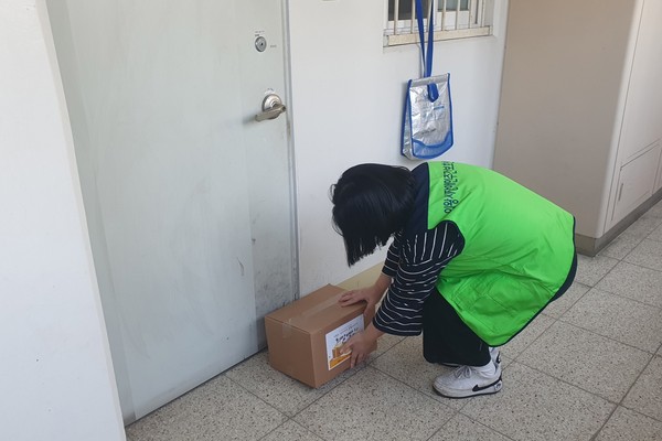 의왕시장애인주간보호시설이 시설 이용자들에게 '희망백신' 코로나 예방키트를 전달했다. (사진=의왕시 제공)