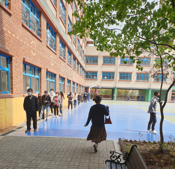 안곡중학교에 설치된 투표소에서 유권자들이 소중한 한표를 행사하고 있다. (사진=박남주 기자)