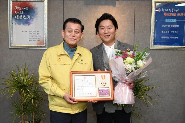 강화군은 전국적인 인지도를 지닌 유명 셰프 강레오 씨를 홍보대사로 위촉했다고 14일 밝혔다. (사진제공=강화군청)