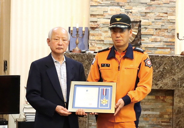 하남소방서는 지난 14일 차량화재 발생 현장에서 소화기로 초기진화한 시민에게 화재진압 유공을 인정해 기관장 표창을 수여했다. (사진제공=하남소방서)