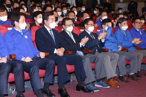 15일 오후 발표된 방송3사 출구조사에 따르면, 더불어민주당이 압승할 것으로 예측됐다. 민주당 관계자들이 출구조사 결과를 지켜보며 환호하고 있다. (사진=장민호 기자)
