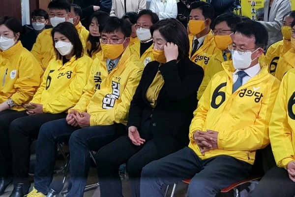 정의당은 심상정 대표를 제외한 지역구 후보들의 낙선이 예상되면서 무거운 분위기가 감돌았다. (사진=장민호 기자)
