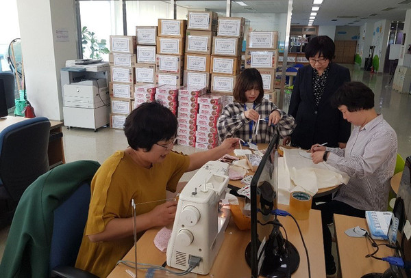 파주시는 ‘코로나19’ 감염 및 확산방지를 위한 청소년방과후아카데미의 임시 휴관이 장기화됨에 따라 방과 후 돌봄과 활동이 필요한 중학교 1~2학년 청소년을 대상으로 체험활동, 학습지원, 급식, 상담 등 종합서비스를 제공하고 있다. (사진제공=파주시청)