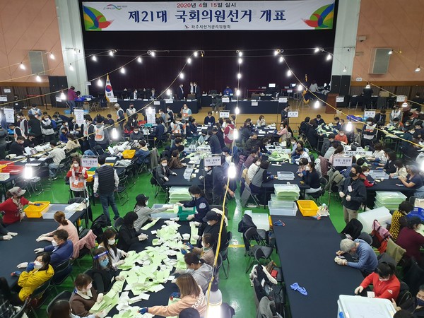 파주시선거관리위원회가 파주시민회관에 마련한 개표소에서 관계자들이 개표를 진행하고 있다. (사진=박남주 기자)