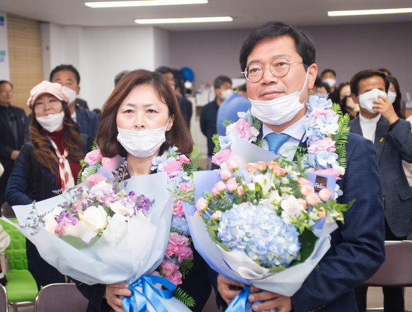 김승원 당선인과 배우자 박경숙씨가 기념사진을 촬영하고 있다. (사진제공=김승원 후보)