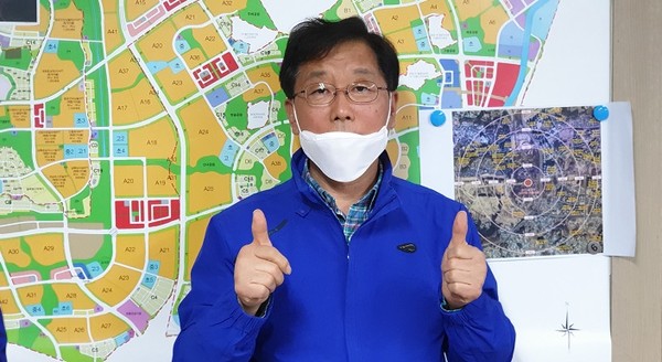 3선에 성공한 더불어민주당 윤후덕 당선자는 “초심을 잃지 않고 더 낮은 자세로 소통하고 실천해 파주 발전을 위해 더욱 노력하겠다“며 당선 소감을 피력했다. (사진제공=윤후덕 당선자 캠프)