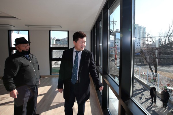 동구는 만석동과 중구 북성동 접경지역 일원에 추진 중인 도시재생 사업인 “만북접경 새뜰마을 사업”의 일환으로 지역 주민들의 안전과 마을 환경 개선을 위한 범죄예방환경 및 마을경관 개선사업을 시행한다고 16일 밝혔다. (사진제공=동구청)
