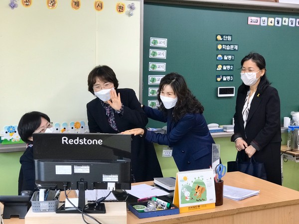 광주시 도곡초등학교는 16일과 오는 20일로 예정된 단계적 온라인 개학을 앞두고 원격수업 준비 및 온라인 플랫폼 동시 접속 안정성 등을 점검했다. (사진제공=광주시청)