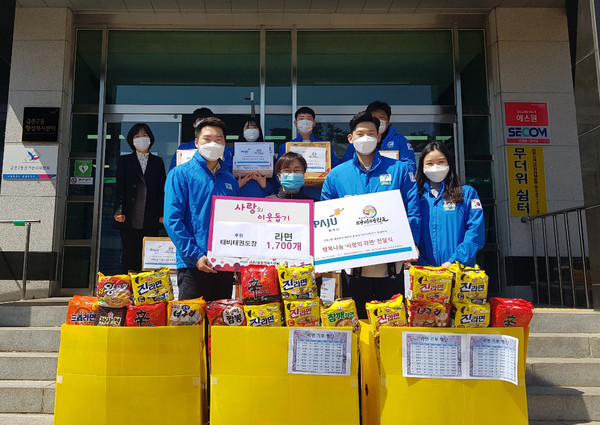 파주 태비태권도장 행복 나눔 사랑의 라면 전달식 모습. (사진제공=파주 금촌2동)