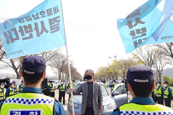 정창옥 화랑지킴이 시민행동 대표는 "세월호를 정치적으로 이용하고 화랑유원지에 납골당을 세우려는 무리들은 당장 떠나라"고 촉구했다. (사진=장민호 기자)