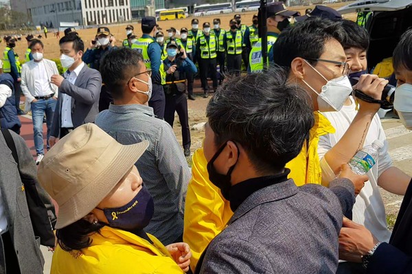 세월호 유가족들과 관계자들은 정 대표의 연설에 거세게 항의하며 경찰에 집회를 막아줄 것을 요구했다. (사진=장민호 기자)