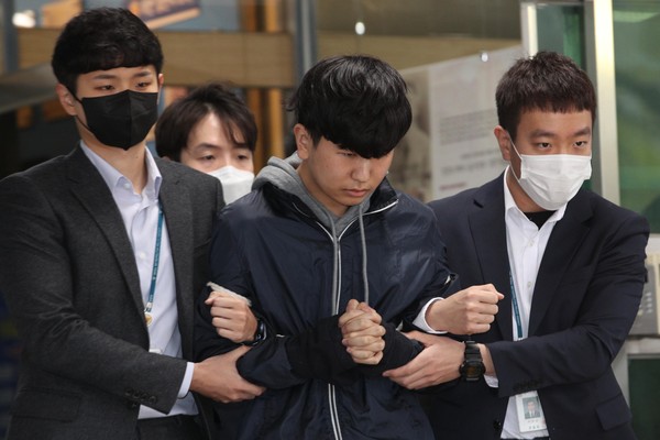 텔레그램 '박사방' 운영자 조주빈의 공범으로 지목된 '부따' 강훈의 얼굴이 17일 오전 공개됐다. (사진=공동취재단)