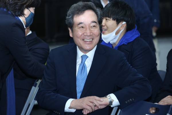 더불어민주당이 17일 오전 당사에서 총선 선대위 해단식을 개최했다. 해단식 참석한 이낙연 상임 선대위원장이 의원들과 대화하며 미소 짓고 있다. (사진=장민호 기자)