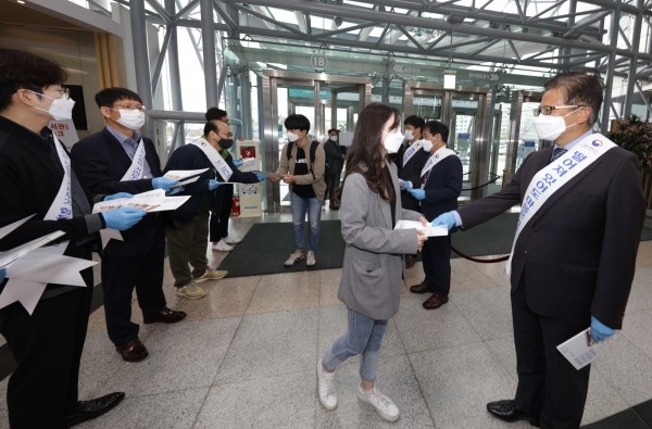 인천국제공항공사가 지난17일 서울지방항공청과 합동으로 코로나19 사회적 거리두기 홍보 강화와 감염 확산 방지를 위해‘사회적 거리두기 캠페인’을 시행했다고 밝혔다.   (사진제공=인천국제공항공사)