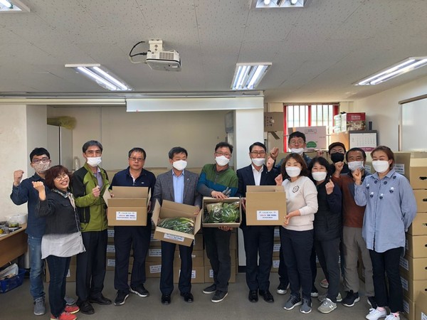 용인시 농업인단체협의회가 코로나19로 어려움을 겪고 있는 농가를 돕기 위해 ‘농축산물 꾸러미’를 판매를 시작했다. (사진제공=용인시청)