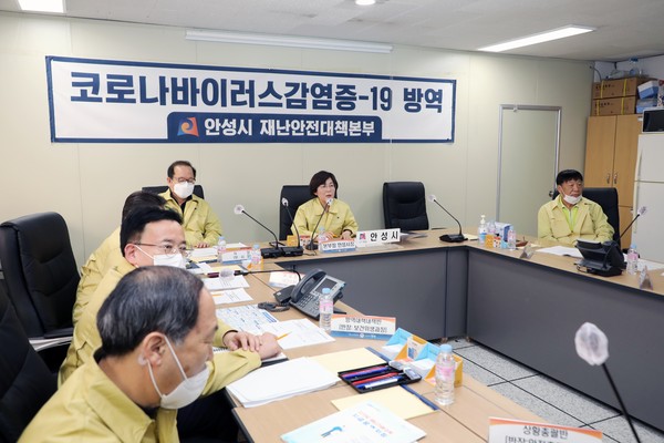 지난 17일 윤화섭 안산시장(왼쪽 두 번째)이 시청 제1회의실에서 열린 ‘안산시 생활안정지원금 지급을 위한 업무협약식’에서 관계 기관 대표들과 기념 촬영을 하고 있다. (사진제공=안산시청)
