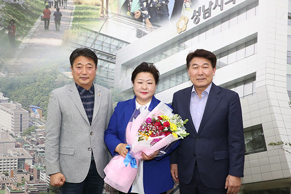 성남시의회는 지난 17일 의장실에서 재보궐선거 당선인 강현숙 시의원(가운데)과 인사회를 열었다. (사진제공=성남시의회)