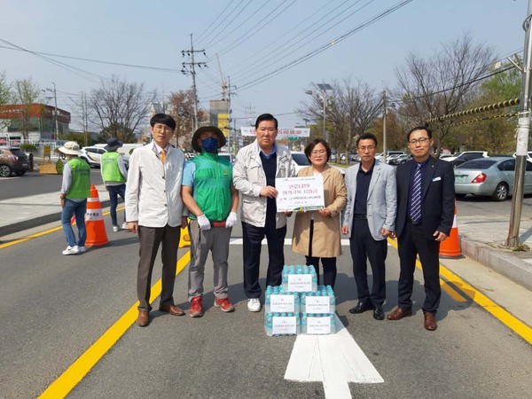 양평군 양서농업협동조합은 지난 16일 코로나19 확산 방지와 어려운 이웃들 위해 써달라며 성금 200만원을 양서면에 기탁했다. (사진제공=양평군청)