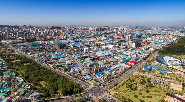 부평구가 최근 부평·주안 국가산업단지 일원 약 72만1000㎡를 건축물 높이제한 완화 등의 적용을 받는 ‘노후 산업단지의 정비가 필요한 지역’으로 지정·공고했다. (사진제공=부평구청)
