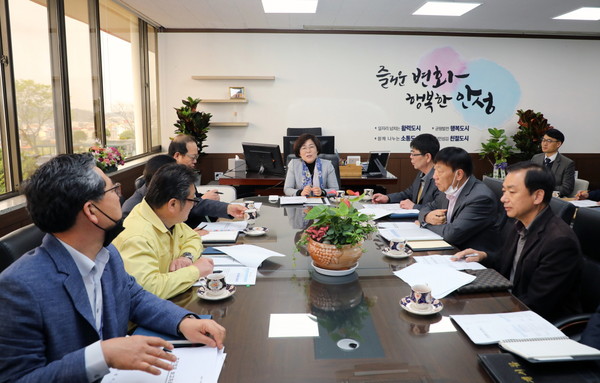 김보라 안성시장이 지난 20일 시장실에서 열린 첫 간부회의에서 즉시 코로나19 추경을 실시하라고 지시했다. (사진제공=안성시청)