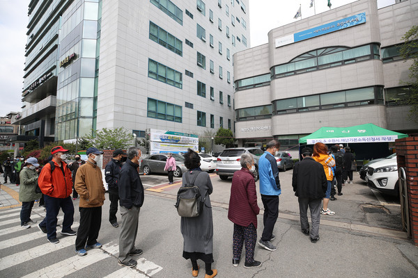 20일 오전 수원시 매산동 행정복지센터에서 도민들이 경기도 재난기본소득 선불카드를 신청하고 있다. (사진제공=경기도청)