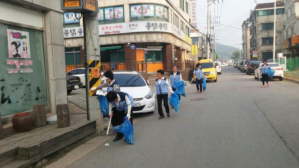 파주시는 쾌적하고 깨끗한 도시환경을 만들기 위해 민간인 어머니봉사대 등과 연계해 불법유동광고물 단속에 나섰다. 사진은 어머니 봉사대원들이 불법광고물을 제거하는 모습. (사진제공=파주시청)