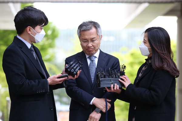 최강욱 전 청와대 공직기강비서관이 조국 전 법무부 장관 아들의 인턴활동 확인서를 허위로 작성해 준 혐의로 기소돼 21일 오전 첫 공판에 출석했다. (사진=장민호 기자)
