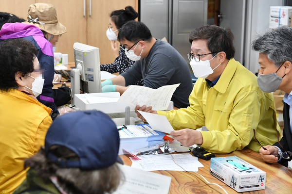 염태영 수원시장은 “수원시 재난기본소득을 신청한 시민들에게 최대한 신속하게 지원금을 지급하라”고 지시했다. (사진제공=수원시청)