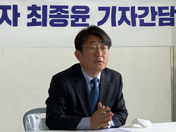 21대 총선 더불어민주당 최종윤 당선자는 21일 오전 선거사무소에서 기자간담회를 열어 "선거기간 중에 시민들에게 한 약속은 꼼꼼하게 계획을 수립 꼭 이행 하겠다"고 밝혔다. (사진=장은기 기자)