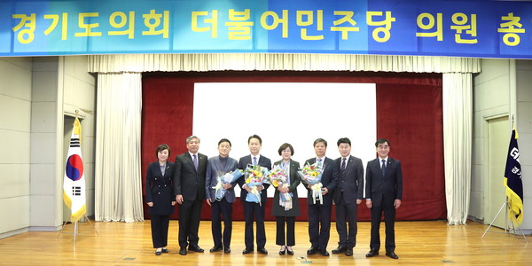 더불어민주당 소속으로 4·15총선에서 당선된 전직 경기도의회 의원들이 21일 민주당 의원총회장을 찾았다. 왼쪽부터 안혜영 부의장, 송한준 도의장, 강득구·고영인 국회의원 당선인, 김보라 안성시장 당선인, 서영석 국회의원 당선인, 김원기 부의장, 염종현 대표의원. (사진제공=경기도의회)