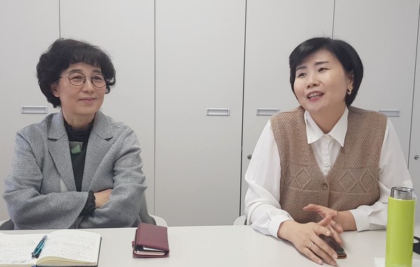 서울서진학교 설립을 이끈 조부용 서울장애인부모연대 강서지회 회장(좌)과 이은자 전 회장(1대)은 국가가 더 적극적으로 나서 특수학교를 보호해줘야 한다고 지적했다. (사진=장민호 기자)