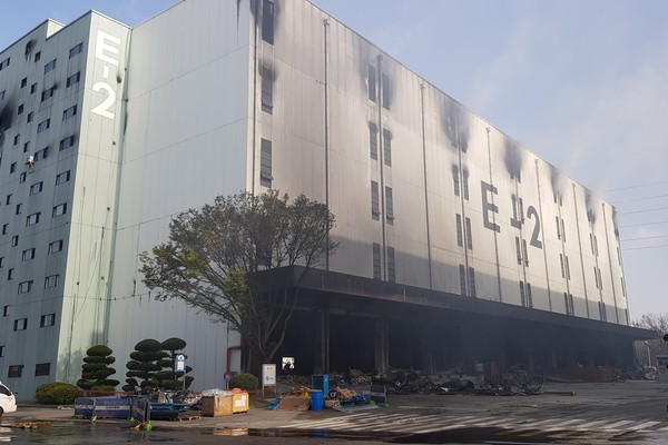 지난 21일 오전 군포시 화물터미널에서 발생한 화재가 17시간여 만에 진압됐다. 소방당국은 22일 오전 잔불 정리 작업을 벌이고 있다. (사진=장민호 기자)