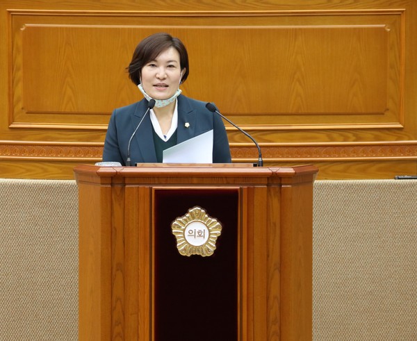 이채명 안양시의원은 "안양지역 내 어르신들의 교통안전을 위한 노인보호구역(실버존)이 부족해 노인 교통사고가 증가한다며 보호구역을 확대해야 한다"고 주장했다. (사진제공=안양시의회)22일 시와 시의회 이채명(민주당) 의원 등에 따르면 안양만안·동안경찰서 교통사고 분석 시스템 통계자료를 확인한 결과 안양지역 내 최근 3년 평균 65세 이상 노인 교통사고 발생건수가 209건에 달하는 것으로 파악됐다.