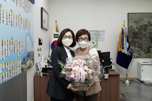 은수미 시장(왼쪽)이 코이카 이사장(오른쪽)의 지명을 받아 화훼농가를 돕기 위한 '플라워 버킷 챌린지'에 동참해 22일 시장 집무실에서 기념사진을 찍고 있다. (사진제공=성남시청)