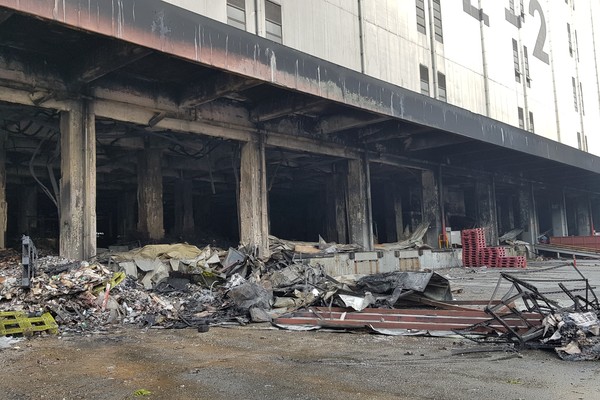 지난 21일 발생한 군포 물류창고 화재는 튀니지 국적의 근로자가 버린 담배꽁초 때문에 발생한 것으로 확인됐다. (사진=장민호 기자)
