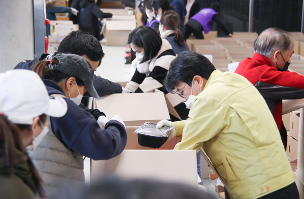 지역아동센터 아동 위한 ‘행복한 밥상자 만들기’. (사진제공=서구청)