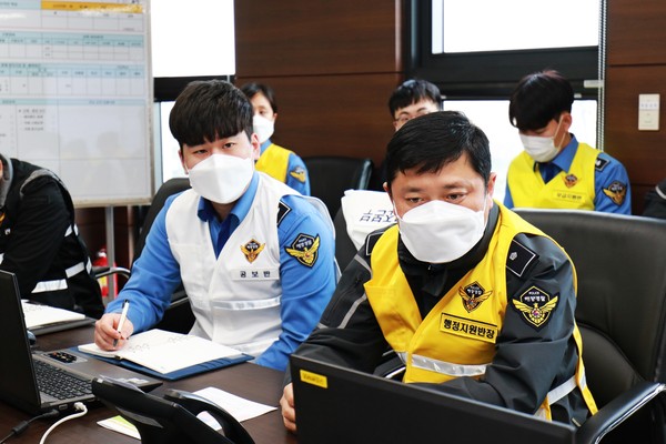 지난 22일 사전 예고 없이 실시된 지역구조본부 운영 훈련에서 평택해양경찰서 경찰관들이 구조 절차 연습을 하고 있다. (사진제공=평택해양경찰서)