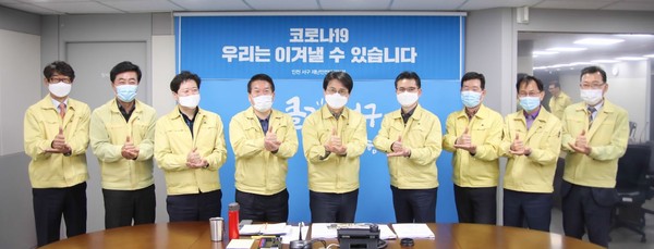 서구 이재현 서구청장과 직원들은 지난 22일 ‘덕분에 챌린지’에 동참해 코로나19와 싸우고 있는 전국의 의료진에게 격려와 응원의 메시지를 보냈다. (사진제공=서구청)