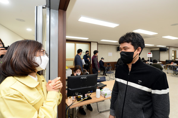 은수미 성남시장은 지난 22일 정자동행정복지센터를 찾아 최일선 현장에서 성남형 연대안전기금 신청 접수를 받고 있는 직원과 행정지원인턴들을 격려하고, 시민들과의 대화의 시간도 가졌다. (사진제공=성남시청)